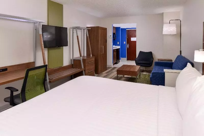 キングサイズベッドのスイートルーム, Holiday Inn Express & Suites Raleigh Ne Medical Ctr Area, An Ihg