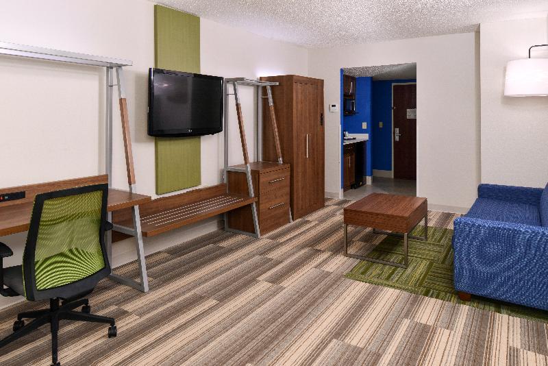 디럭스 룸, Holiday Inn Express & Suites Raleigh Ne   Medical Ctr Area, An Ihg