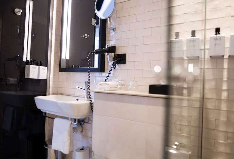 جناح جونيور, Scandic Grand Central