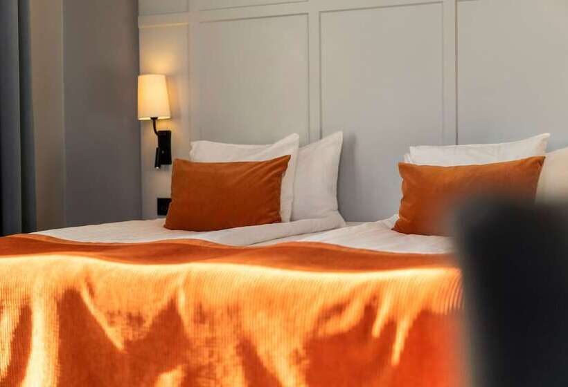 جناح جونيور, Scandic Grand Central