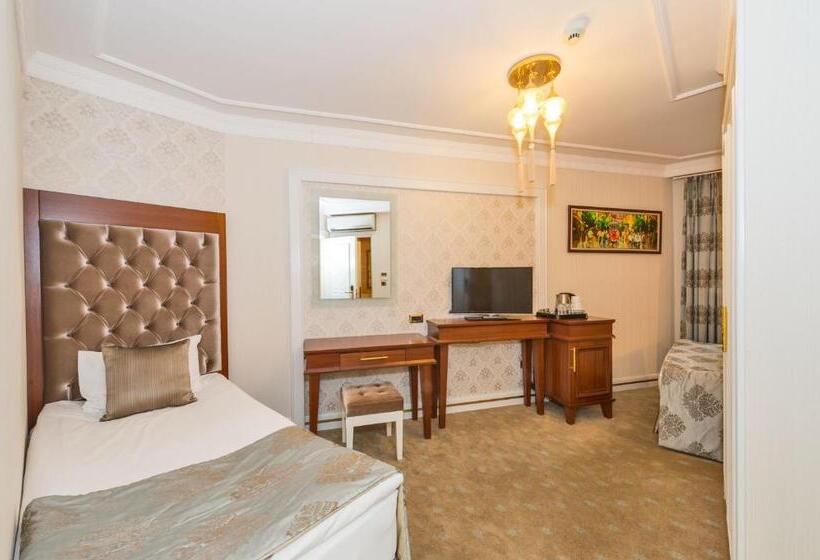 اتاق استاندارد سه نفره, The Empress Theodora