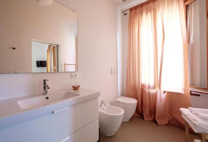 اتاق استاندارد سه نفره, Quarantavasi