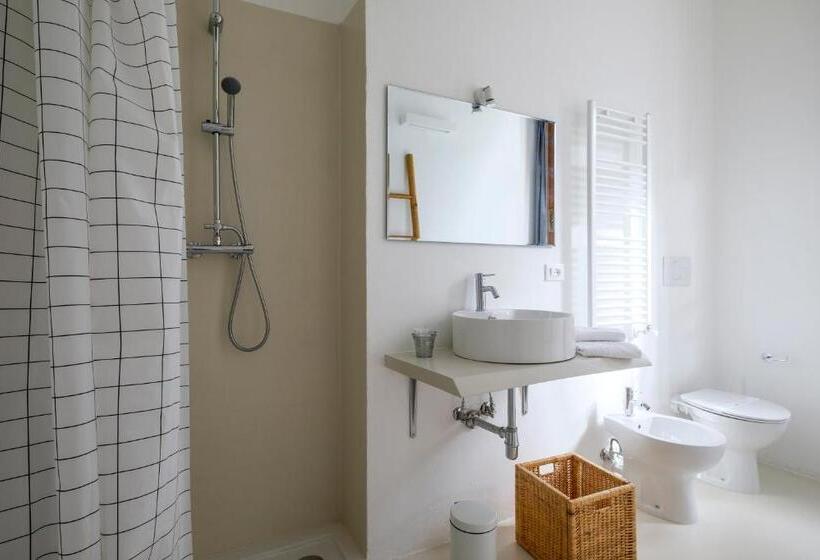 اتاق استاندارد با چشمانداز باغ, Quarantavasi