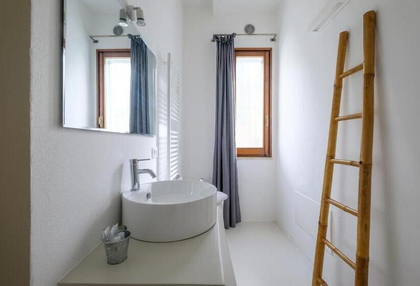 اتاق استاندارد با چشمانداز باغ, Quarantavasi