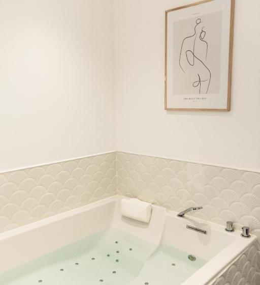 Люкс с гидромассажем, Maison 1634   Parking, Petit Dejeuner Compris, Proche Centre, Climatisation, Piscine