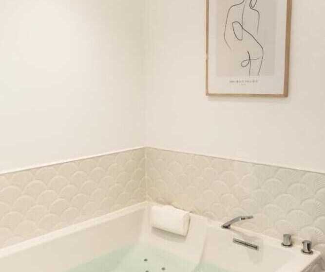 Люкс с гидромассажем, Maison 1634   Parking, Petit Dejeuner Compris, Proche Centre, Climatisation, Piscine