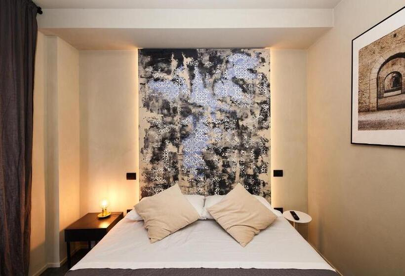 اتاق لوکس با بالکن, Battisti 56