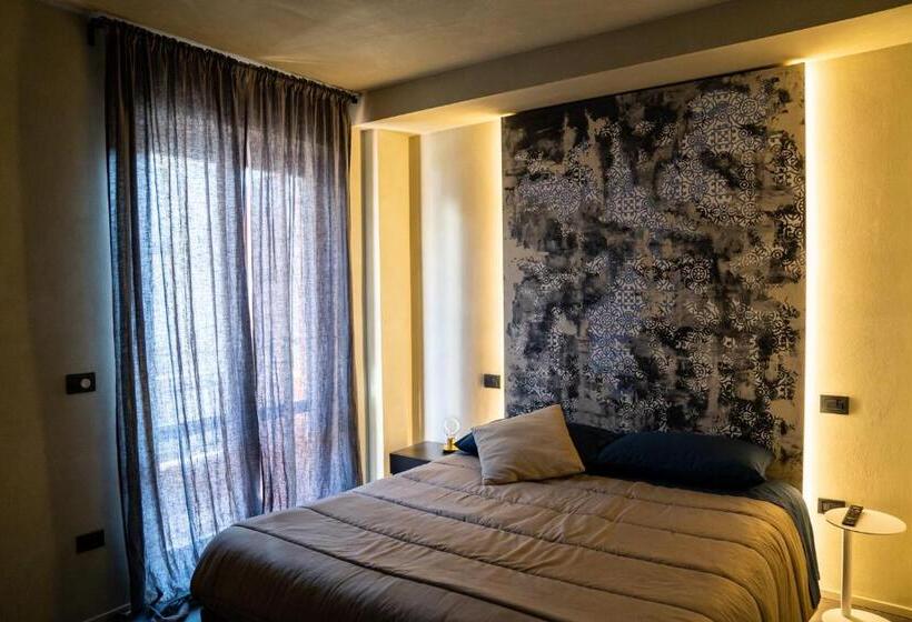 اتاق لوکس با بالکن, Battisti 56