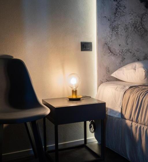 اتاق لوکس با بالکن, Battisti 56