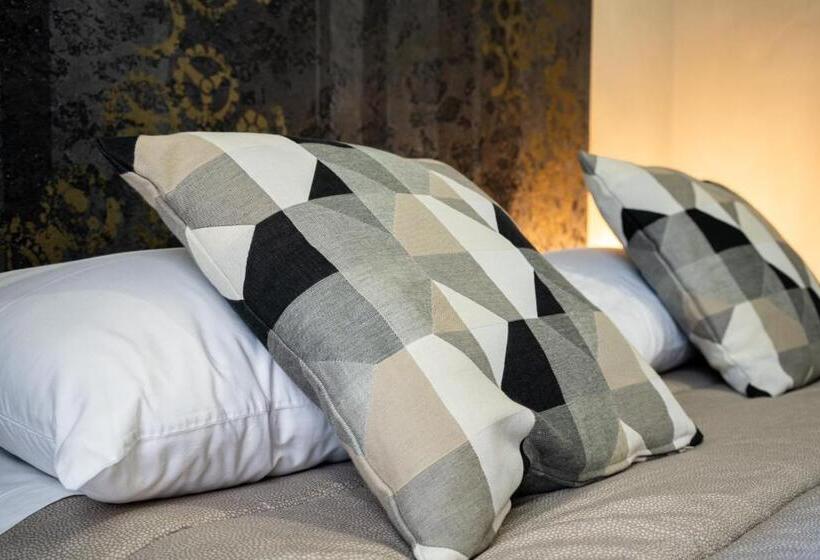 اتاق لوکس با بالکن, Battisti 56