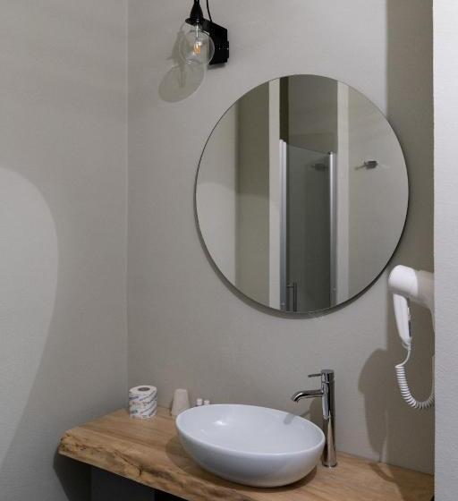 اتاق لوکس با بالکن, Battisti 56