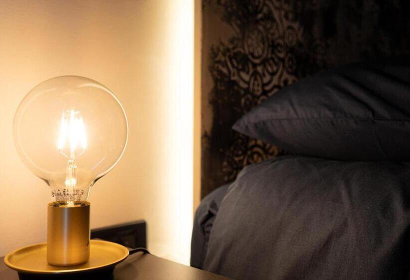 اتاق لوکس با بالکن, Battisti 56