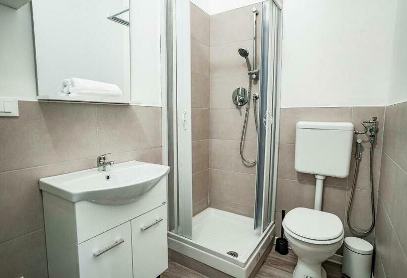 اتاق لوکس خانوادگی, Angelica Home