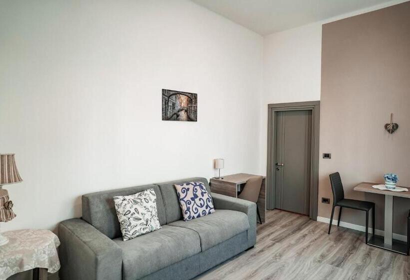 اتاق لوکس خانوادگی, Angelica Home