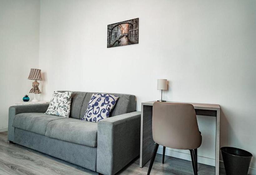 اتاق لوکس خانوادگی, Angelica Home