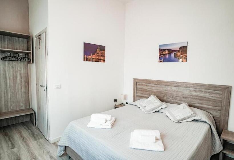 اتاق لوکس خانوادگی, Angelica Home