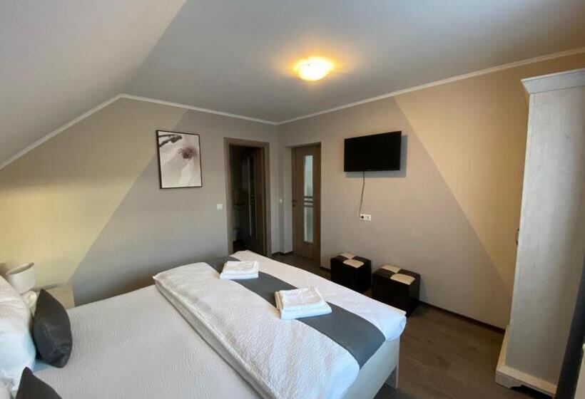 디럭스 룸, Matyas Vendeghaz