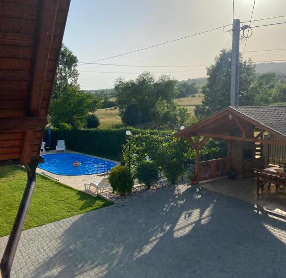 스탠다드 트리플 룸 풀장 전망, Matyas Vendeghaz