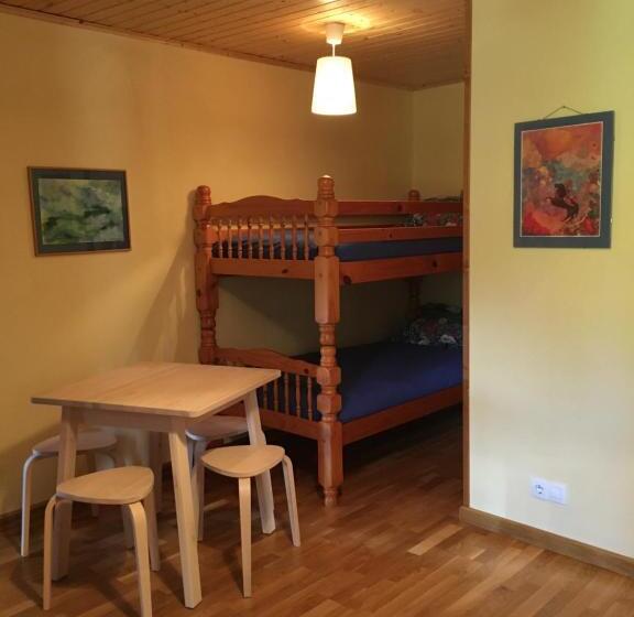 Familjerum, O Fogar Do Monte