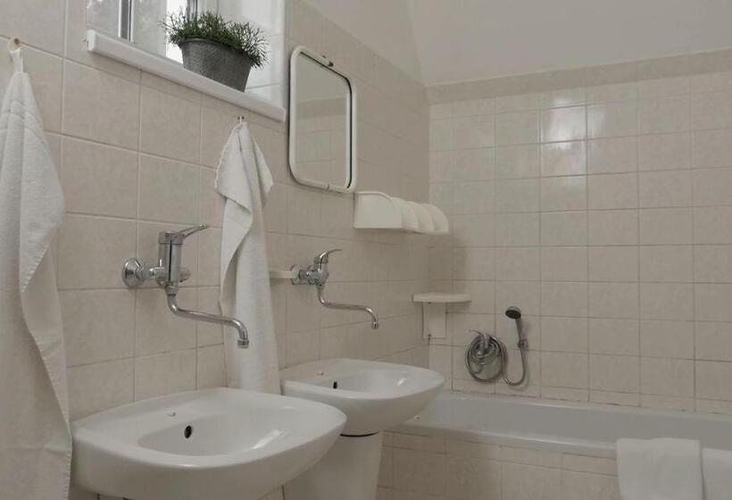 Lakosztály Erkéllyel, Sola Gratia