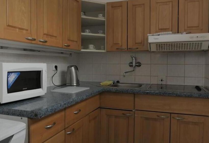 Lakosztály Erkéllyel, Sola Gratia