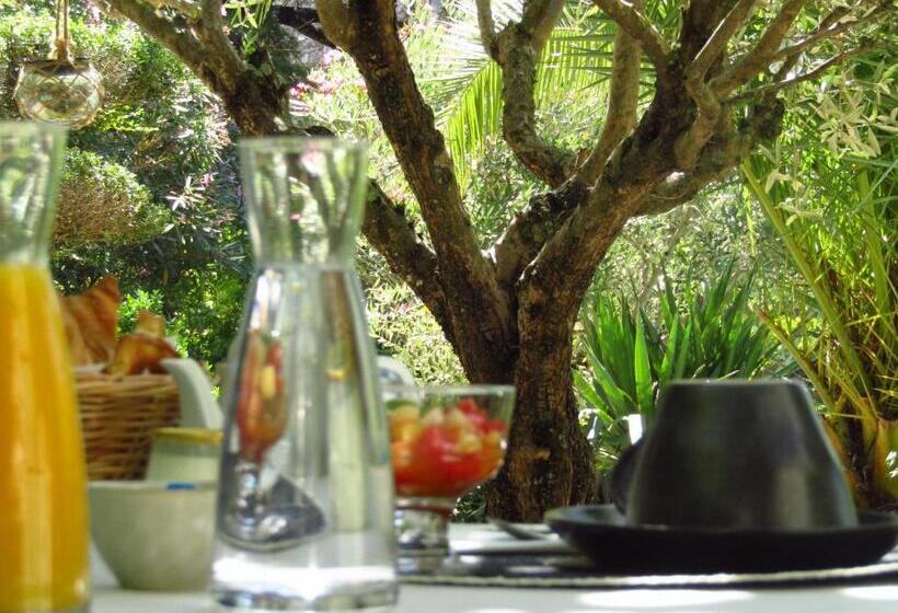 חדר משפחתי, La Bastide De Canaules