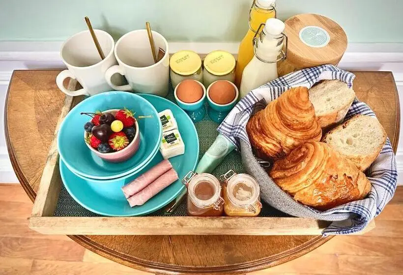 اتاق لوکس چهار تخته, The Stay Well