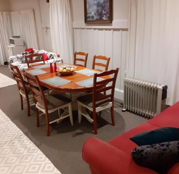 חדר משפחתי, Intrepid Bed & Breakfast