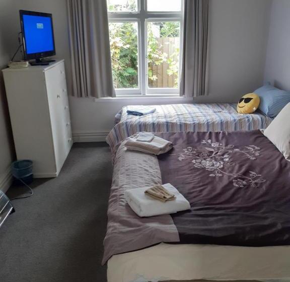 חדר משפחתי, Intrepid Bed & Breakfast
