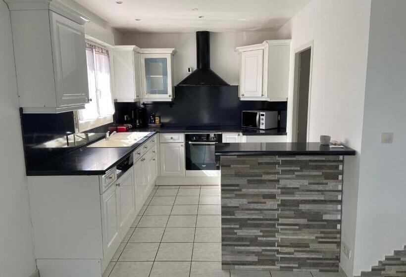 1间卧室的房子, Maison Entière 4 Lits 8 Pl Avec Jacuzzi Proche Du Safari De Peaugres