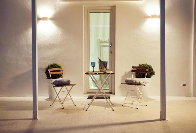 配有游泳池的小型套房, Sea View Life