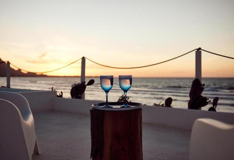 配有游泳池的小型套房, Sea View Life