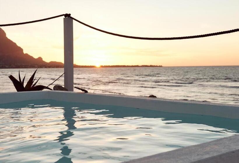 配有游泳池的小型套房, Sea View Life