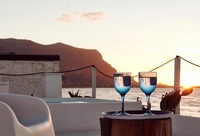 配有游泳池的小型套房, Sea View Life