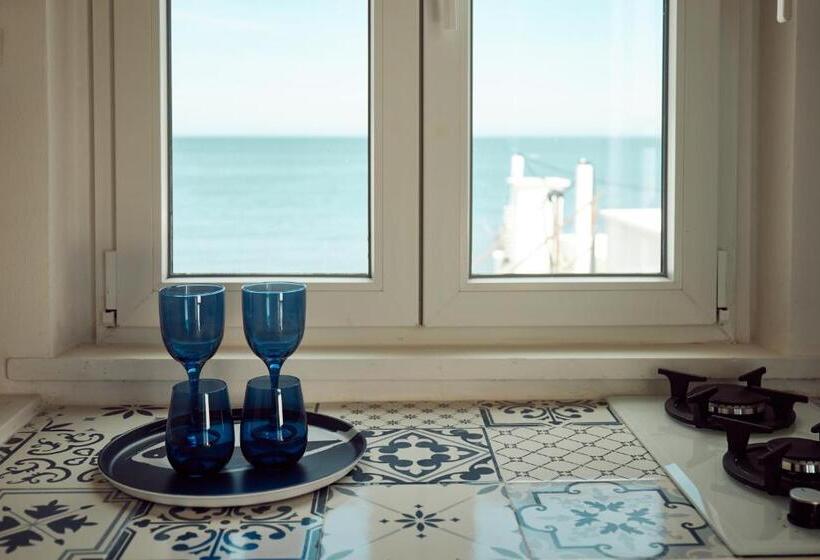 配有游泳池的小型套房, Sea View Life