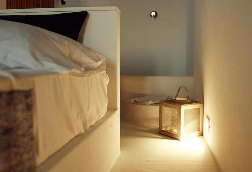 配有游泳池的小型套房, Sea View Life