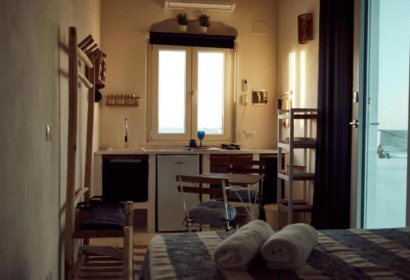 配有游泳池的小型套房, Sea View Life