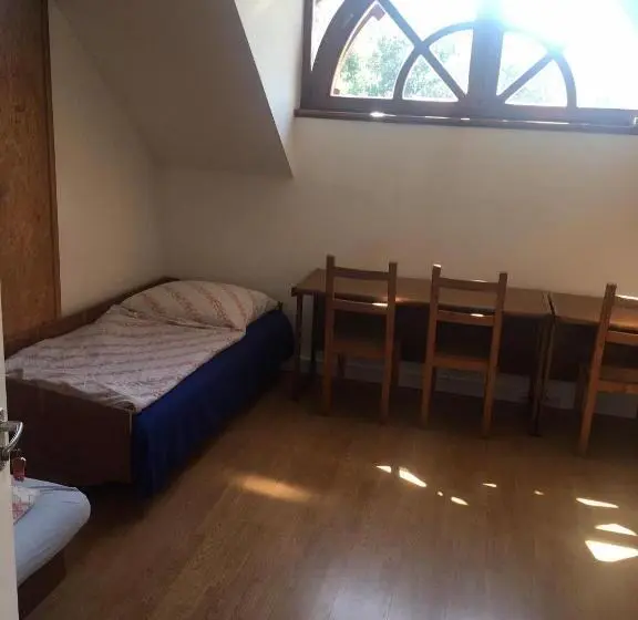 Pokój Rodzinny Wspólna Łazienka, Göncölház