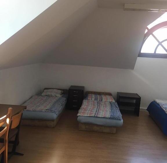 家庭房间共用浴室, Göncölház