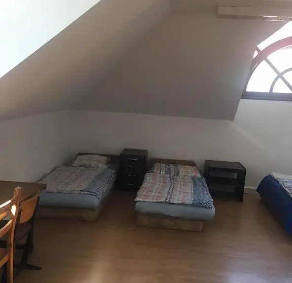 Pokój Rodzinny Wspólna Łazienka, Göncölház