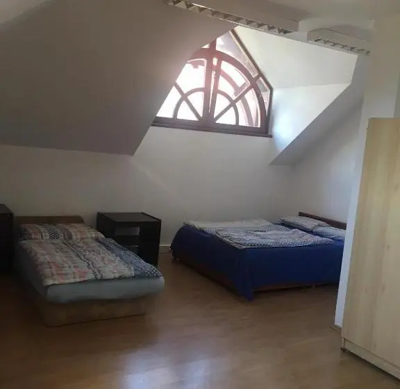 Pokój Rodzinny Wspólna Łazienka, Göncölház