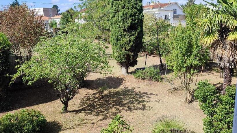اتاق خانوادگی با چشمانداز باغ, Les Terrasses D Angoulême
