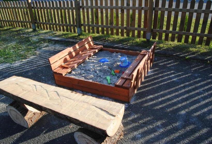 Quarto Triplo Estandar com Sacada, Penzion Pod Hamižnou