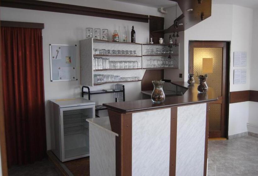 Quarto Triplo Estandar com Sacada, Penzion Pod Hamižnou