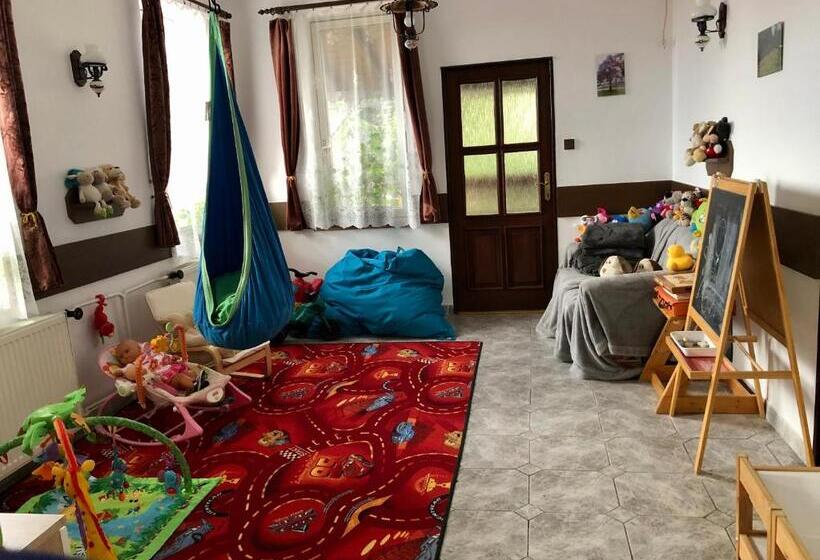 Quarto Triplo Estandar com Sacada, Penzion Pod Hamižnou