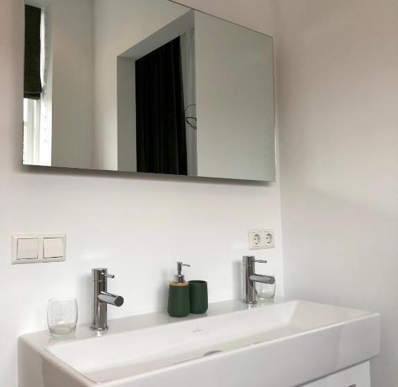 豪华房间带漩涡浴缸, Pension Montmaertre