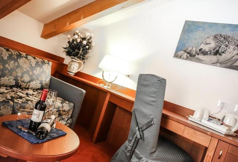 חדר סופריור, Sartori's