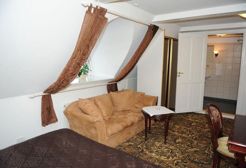 חדר סטנדרט לשלושה, Tyrstrup Kro