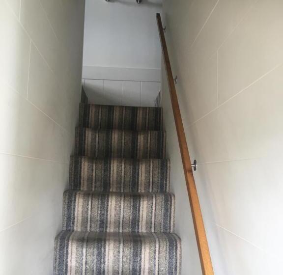 غرفة قياسية, The Corner House