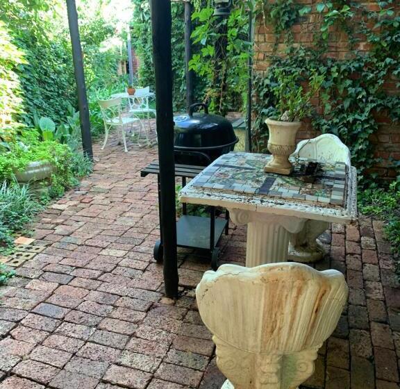 חדר דלוקס, B S At Strauss